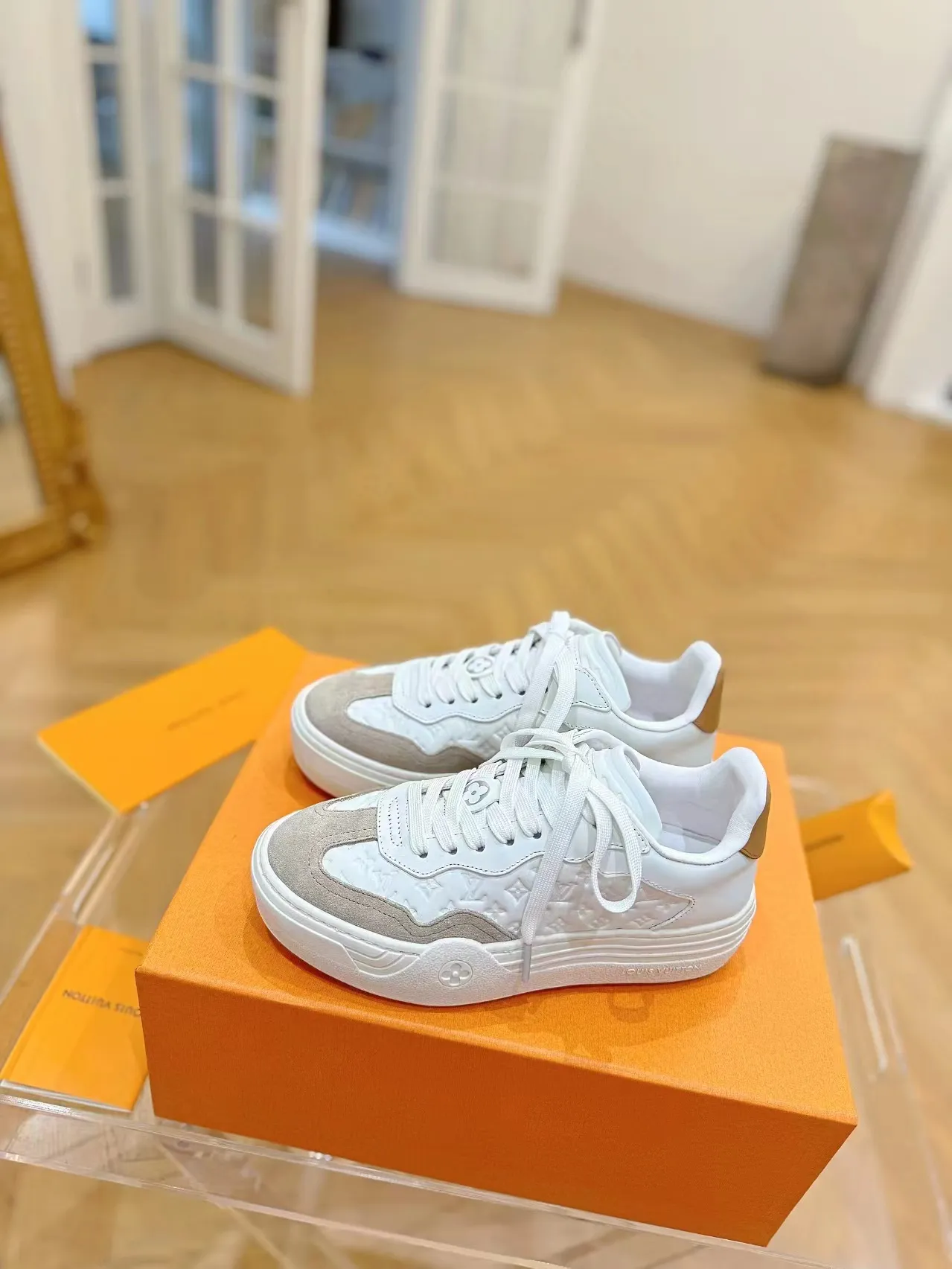 👟👟Ex-factory price 620👟👟Men's size +10 Same style for men and women🔥🔥𝐋𝐕 𝐃𝐢𝐬𝐜𝐨𝐯𝐞𝐫𝐲 2024 new sports shoes thick sole casual ❗️❗️ original purchase development and production LV Discovery lace-up shoes were unveiled at Louis Vuitton's fourth show. They are made of technical mesh fabric and metallic synthetic materials to create a streamlined design. Brand elements embellish the upper and lightweight rubber outsole, with technical shoelaces. Fabric: Original imported cowhide + technology mesh Inner lining: Original customized breathable mesh Sole: Original molded ultra-light rubber foam material Bottom thickness: 5.5CM Size: Women's 35-41 (41 customized), Men's 39-46, (45-46 customized)
